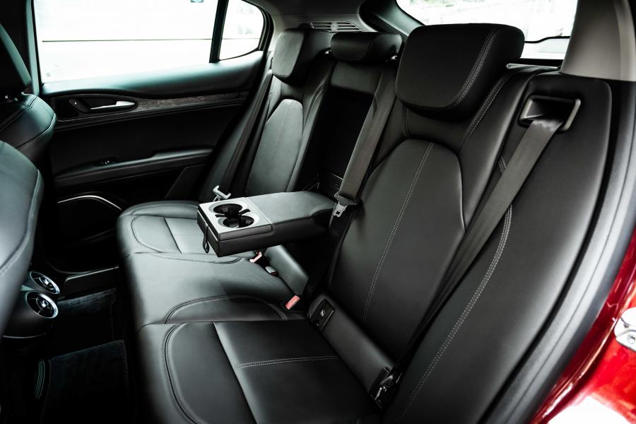 Интерьер Alfa Romeo Stelvio (949) 2018 года  (JP) (фото 7 из 32)